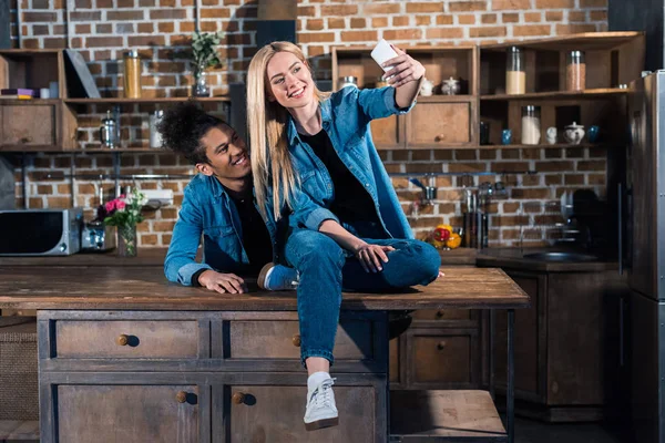 Casal Sorrindo Multiétnico Tomando Selfie Smartphone Juntos Cozinha — Fotografia de Stock