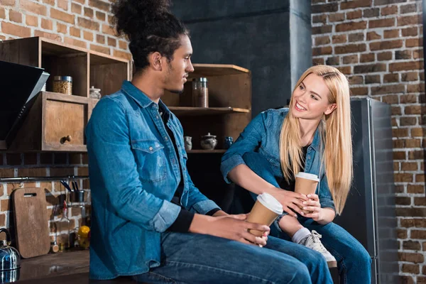 Sorridente Multirazziale Giovane Coppia Con Caffè Andare Guardarsi Cucina Casa — Foto Stock