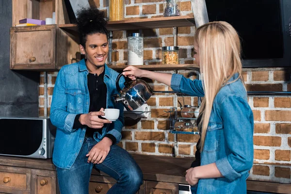 Kaukasische Vrouw Water Gieten Vriendjes Cup Keuken Thuis — Stockfoto