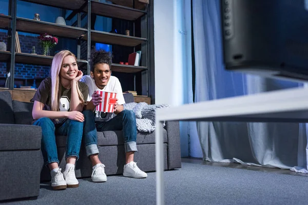 Smiling Multiracial Couple Popcorn Watching Film Sofa Together Home — Stock Photo, Image
