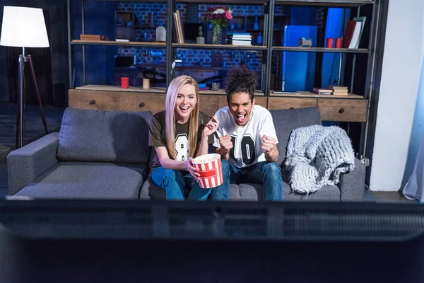 Gelukkige Multiraciale Paar Met Popcorn Kijken Sport Wedstrijd Bank Samen — Stockfoto