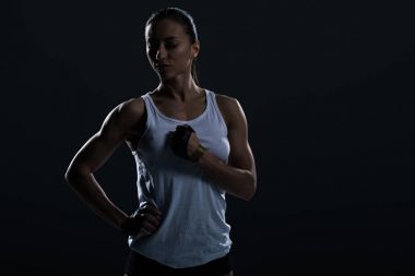 spor giyim, siyahta izole poz güzel güçlü sporcumuz   