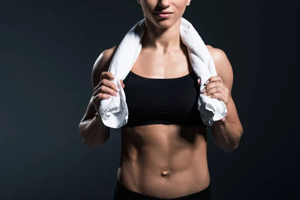 Vista Recortada Deportista Muscular Con Toalla Después Del Entrenamiento Aislado — Foto de Stock