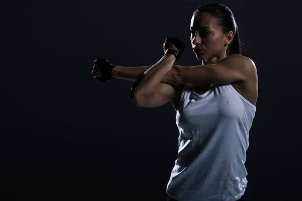 Aantrekkelijke Gespierde Sportvrouw Strekken Van Arm Geïsoleerd Zwart — Stockfoto
