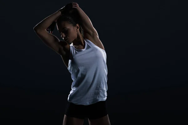 Mooie Jonge Vrouwelijke Bodybuilder Uitrekken Geïsoleerde Zwart — Stockfoto