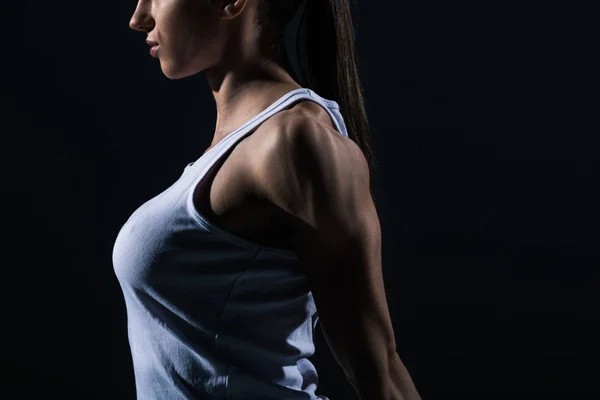 女性健美运动员伸展手臂的裁剪视图 黑色隔离 — 图库照片