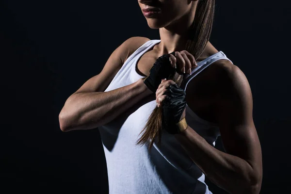 Bijgesneden Weergave Van Gespierde Sportvrouw Poseren Sportkleding Geïsoleerd Zwart — Gratis stockfoto