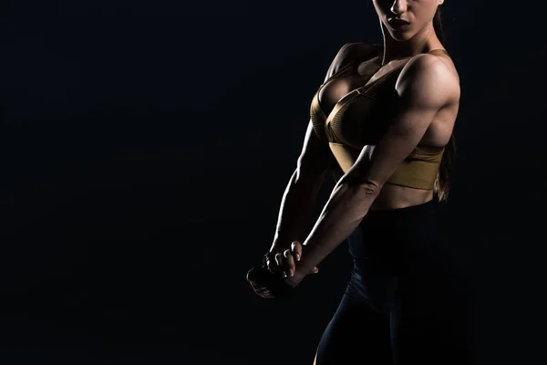 포즈와 블랙에 근육을 보여주는의 자른된 — 스톡 사진