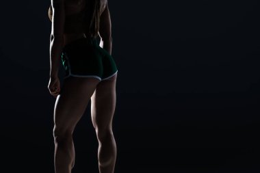 siyah izole kas bacaklı seksi sporcumuz görünümünü düşük bölümü kırpılmış   