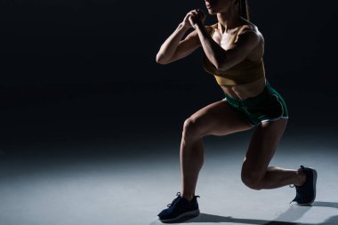 lunges, siyah yapıyor sportif kadın vücut geliştirmeci kırpılmış görünümünü   