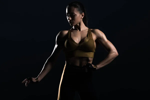Schöne Starke Bodybuilderin Posiert Und Zeigt Muskeln Isoliert Auf Schwarz — Stockfoto