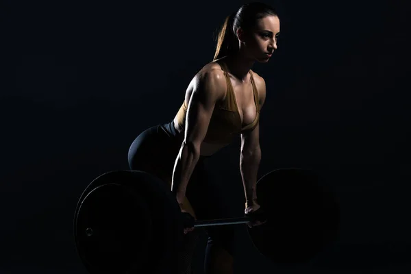 Bela Mulher Fisiculturista Levantando Barbell Isolado Preto — Fotografia de Stock