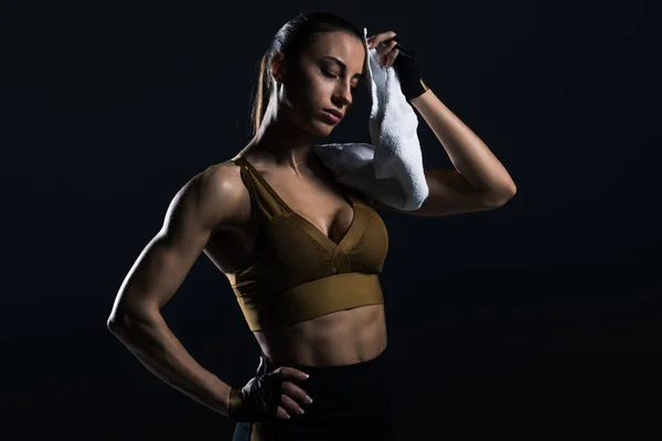 Zweterige Moe Bodybuilder Met Handdoek Training Geïsoleerd Zwart — Stockfoto