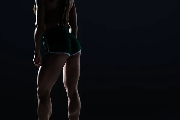 低切片裁剪视图的性感运动员与肌肉的腿 孤立的黑色 — 图库照片