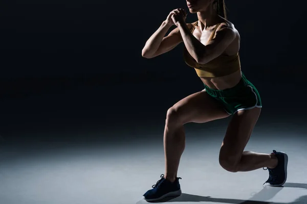 Ausgeschnittene Ansicht Einer Sportlichen Bodybuilderin Beim Ausfallschritt Auf Schwarz — Stockfoto