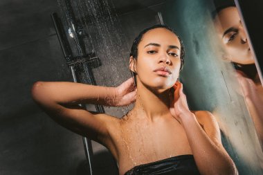 güzel Afro-Amerikan kız alma duş