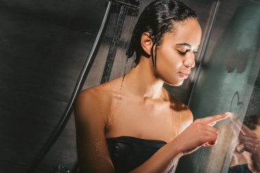 duş almayı ve kalp işareti cama çizim çekici Afrikalı-Amerikalı kadın