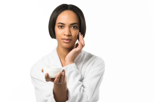 Hermosa Mujer Afroamericana Aplicando Crema Facial Aislado Blanco — Foto de Stock