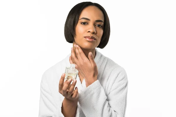 有吸引力的非洲裔美国妇女在脖子上涂抹香水 在白色隔离 — 图库照片
