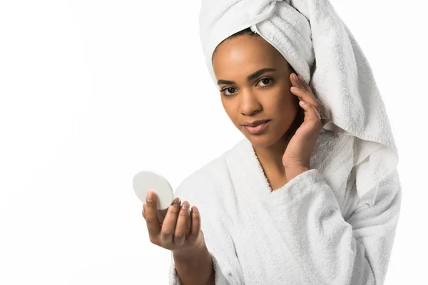 Mulher Afro Americana Com Pele Limpa Segurando Espelho Isolado Branco — Fotografia de Stock
