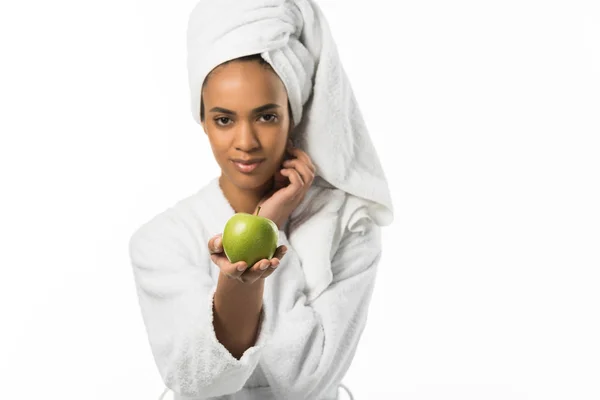 アップルは 白で隔離を保持しているタオルで魅力的なアフリカ系アメリカ人の女の子  — 無料ストックフォト