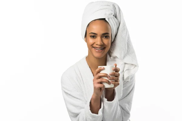 Sonriente Mujer Afroamericana Con Frenos Dentales Sosteniendo Taza Café Aislado — Foto de stock gratis