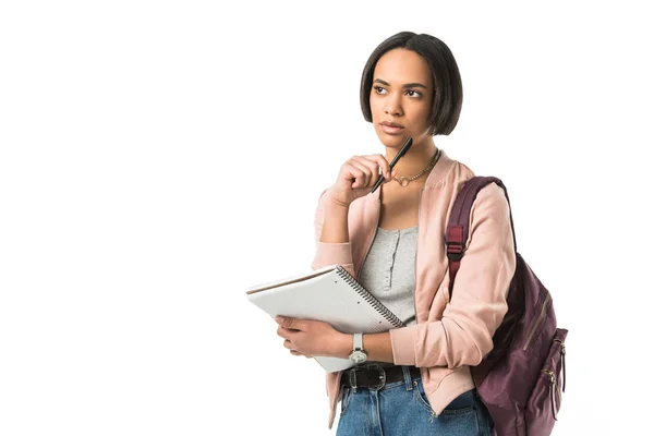 Nadenkend Vrouwelijke Afrikaanse Amerikaanse Student Met Rugzak Beurt Geïsoleerde Wit — Stockfoto