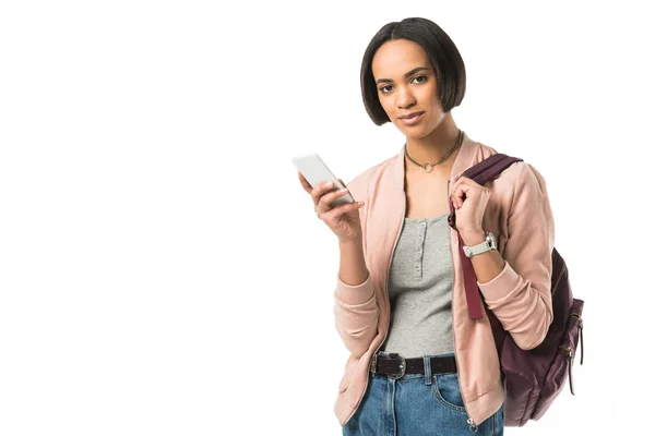 Menina Americana Africana Com Mochila Usando Smartphone Isolado Branco — Fotografia de Stock