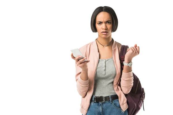 Confuso Estudante Afro Americano Com Mochila Usando Smartphone Isolado Branco — Fotografia de Stock