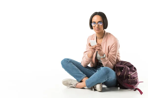 Hermoso Estudiante Afroamericano Usando Teléfono Inteligente Mientras Está Sentado Suelo —  Fotos de Stock