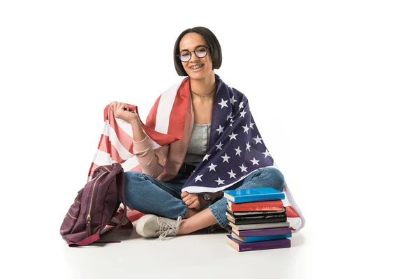 Vrouwelijke Afrikaanse Amerikaanse Student Verpakt Usa Vlag Zittend Vloer Met — Stockfoto