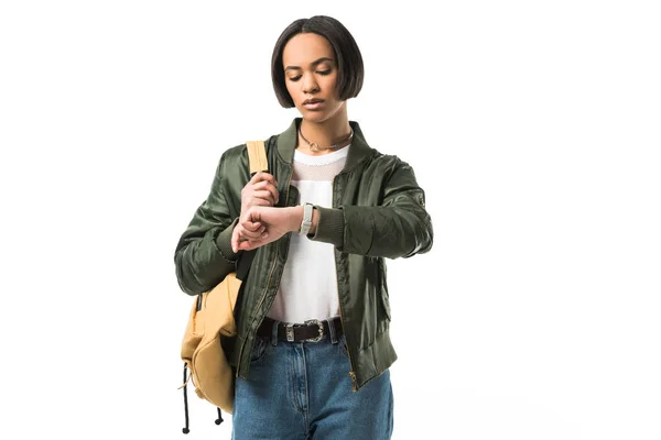 Mujer Afroamericana Estudiante Con Mochila Mirando Reloj Pulsera Aislado Blanco — Foto de stock gratuita