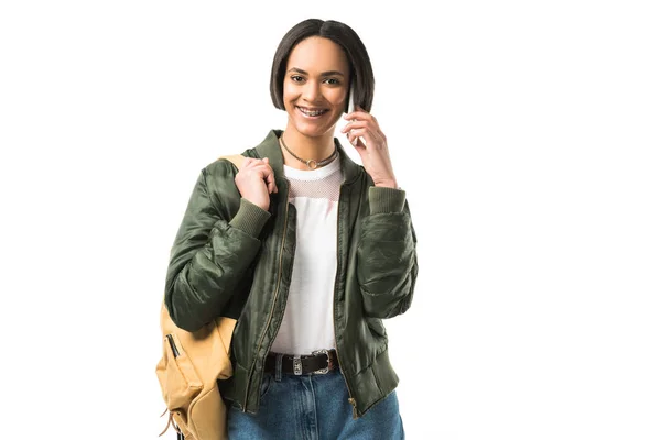 Hermoso Estudiante Afroamericano Sonriente Con Mochila Hablando Teléfono Inteligente Aislado —  Fotos de Stock