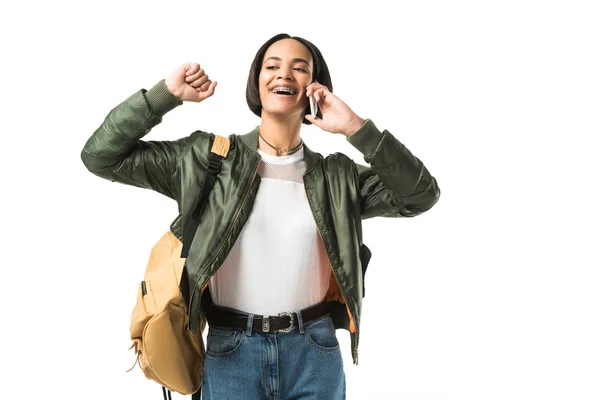 Opgewonden Afrikaanse Amerikaanse Student Met Rugzak Praten Smartphone Geïsoleerd Wit — Stockfoto