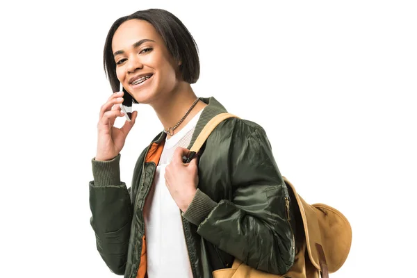 Szczęśliwy Kobiet African American Student Plecaka Rozmowy Smartfonie Białym Tle — Zdjęcie stockowe