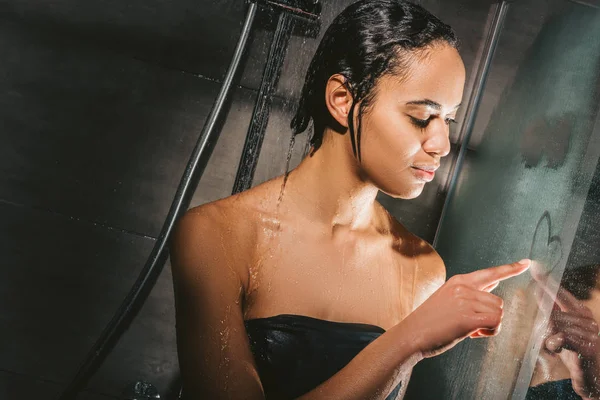 Atrakcyjne African American Kobieta Pod Prysznicem Rysunek Serce Znak Szkle — Zdjęcie stockowe