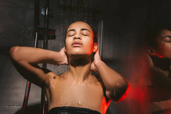 Attraktive Afroamerikanerin Beim Haarewaschen Unter Der Dusche — Stockfoto