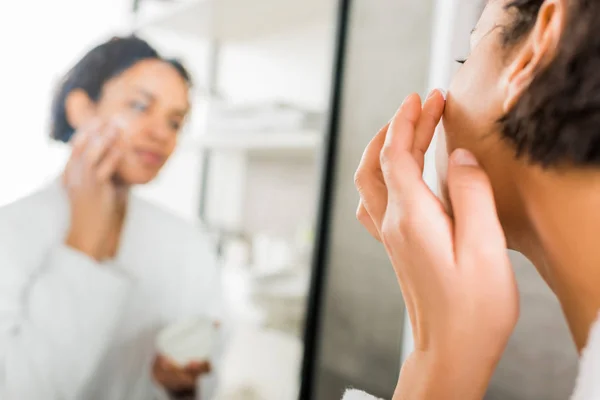 Selektiv Fokus För Afroamerikanska Kvinna Applicera Kosmetisk Kräm Ansiktet Badrum — Stockfoto