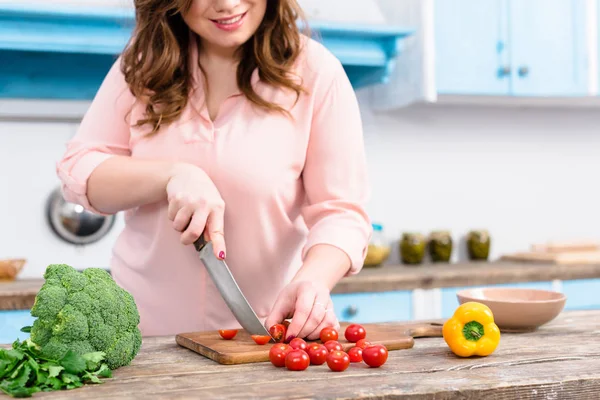 Cropped Shot Overweight Woman Cutting Fresh Cherry Tomatoes Cutting Board — Stock Photo, Image