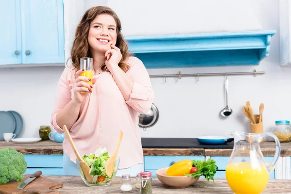 Portret Van Overgewicht Lachende Vrouw Met Glas Sap Keuken Thuis — Stockfoto