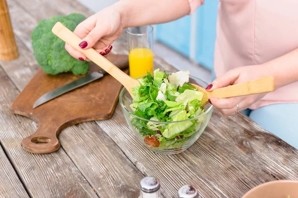 Tiro Cortado Mulher Cozinhar Salada Fresca Para Jantar Cozinha Casa — Fotografia de Stock
