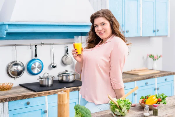 Retrato Mulher Sorrindo Sobrepeso Com Copo Suco Cozinha Casa — Fotografia de Stock