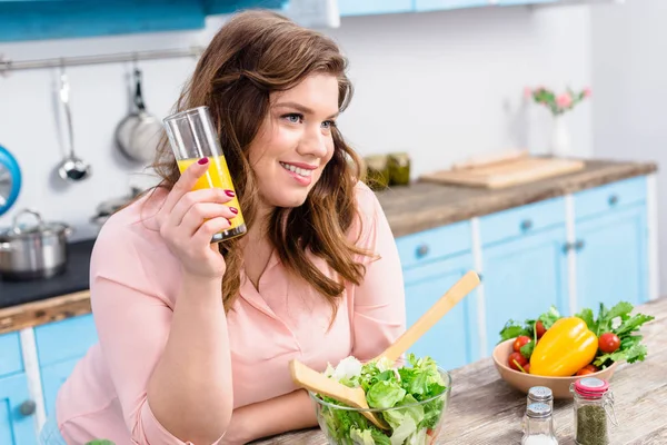 Vista Lateral Excesso Peso Mulher Sorridente Com Vidro Suco Cozinha — Fotografia de Stock