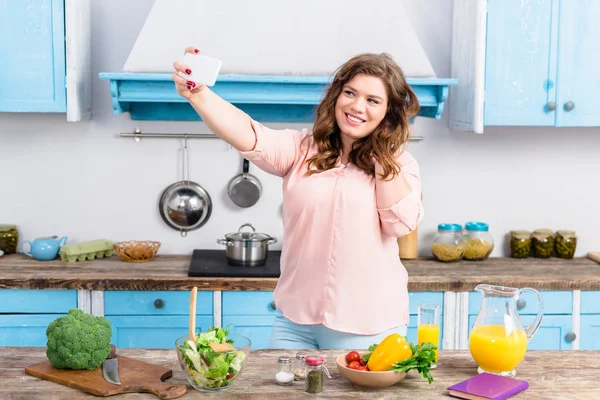 Mujer Sonriente Con Sobrepeso Tomando Selfie Teléfono Inteligente Cocina Casa —  Fotos de Stock