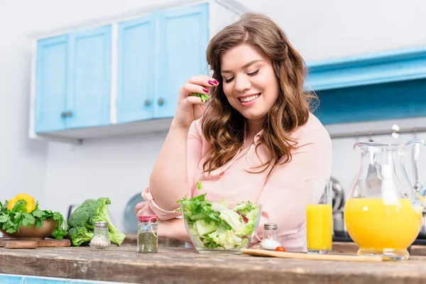 Overgewicht Lachende Vrouw Aan Tafel Met Verse Salade Keuken Thuis — Stockfoto