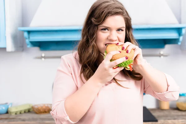 Portret Van Overgewicht Jongedame Hamburger Eten Handen Keuken Thuis — Stockfoto