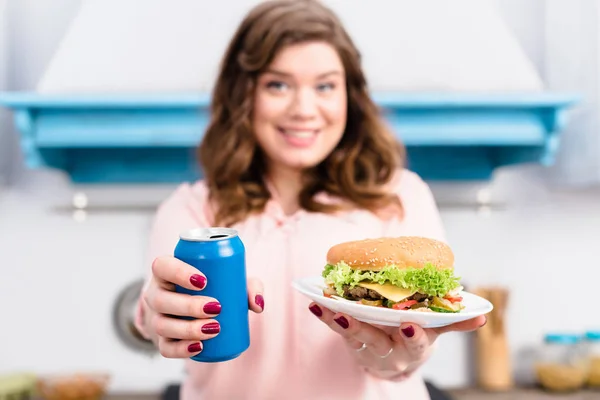 Selektywny Fokus Nadwagę Kobieta Soda Drink Burger Ręce Kuchni Domu — Zdjęcie stockowe