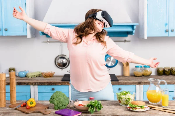 Lächelnde Übergewichtige Frau Virtual Reality Headset Tisch Mit Frischem Gemüse — kostenloses Stockfoto