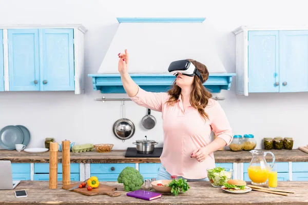 Overweight Woman Virtual Reality Headset Standing Table Fresh Vegetables Kitchen — Stock Photo, Image