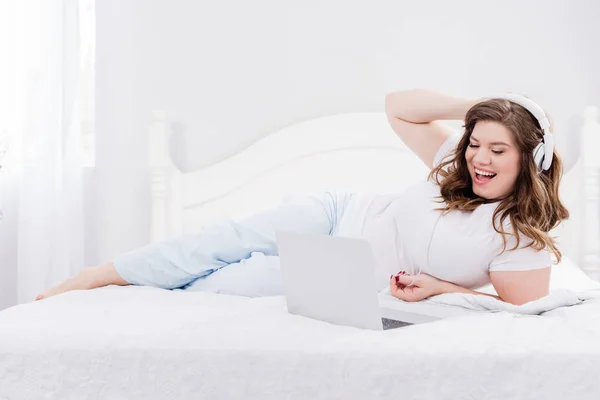 Ung Kvinna Hörlurar Använder Laptop Sängen Hemma — Stockfoto